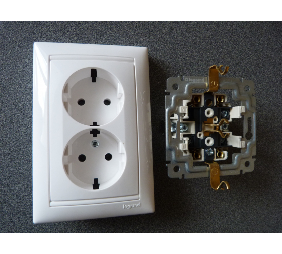 Розетка VALENA 2м с/з белая в сборе (774400) Legrand (Картинка 2)